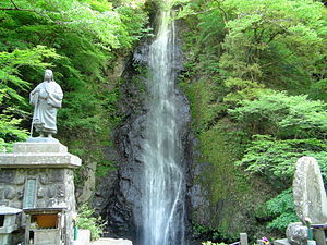 300px-Shiraito_waterfall_in_the_foot_of_the_Mt.Shichinen-san[1].jpg